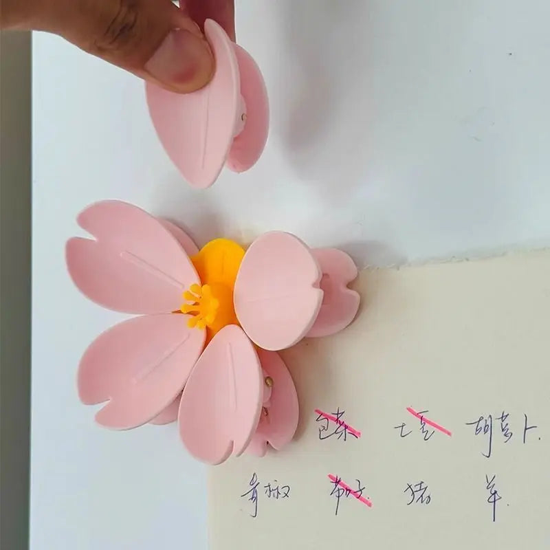 Sakura Magnetic Snack Clip – Creative Flower Petal Food Sealer & Fridge Magnet